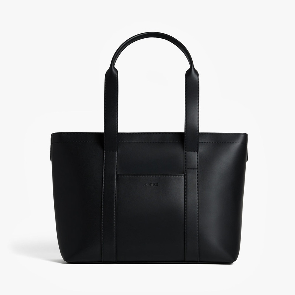Sleek Black Travel Bag with Spacious Design
